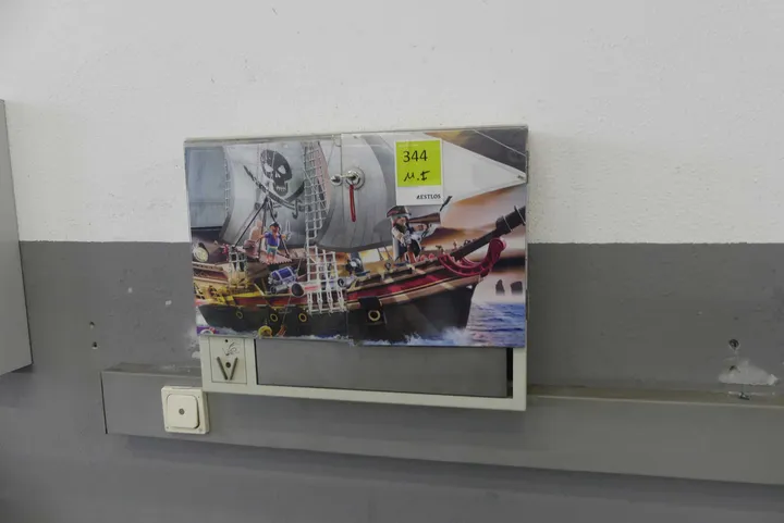 Wandschrank mit Inhalt